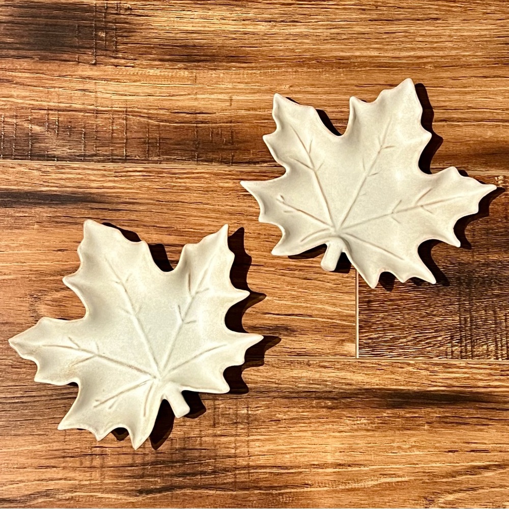 Pottery Barn Ridge Maple Leaf Stoneware Appetizer
Plates - set of 2 - Picture 6 of 8